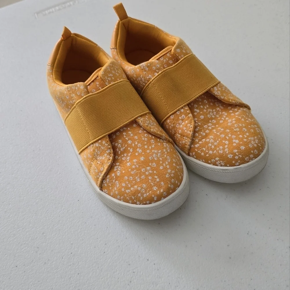 OSHKOSH Kids Shoes. Size 1M